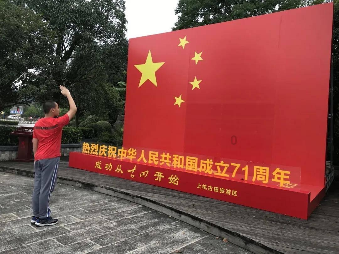 亚当玩高尔夫